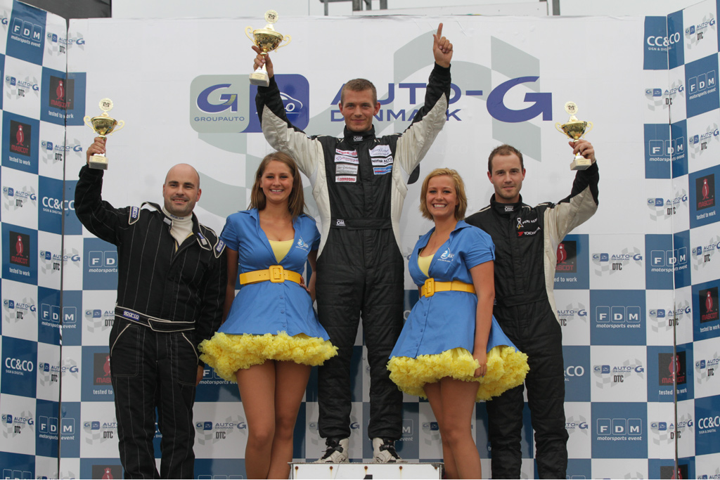 Mikkel C. Johansen på podiet, flankeret af Kenneth Jensen og Lasse Rolighed.
(Foto: Motorsporten.dk)